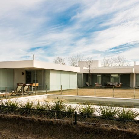 Contrafachada de casa en barrio privado